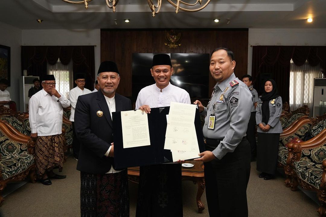 Pj Bupati Temanggung Hary Agung Prabowo, bersama Kepala Imigrasi Wonosobo Imam Bahri dan Kepala DPMPTPS Temanggung Dwi Sukarmei di Pendopo Pengayoman.