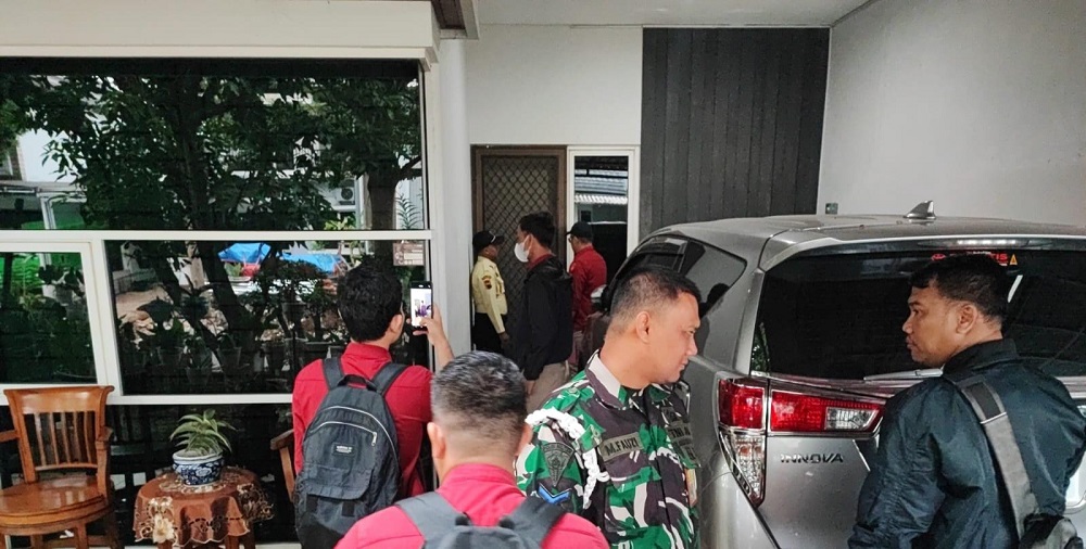 Tim Penyidik pada Jampidsus Kejagung, Kejari Kota Semarang dan TNI saat menggeledah rumah hakim PN Surabaya Erintuah Damanik di Perumahan BSB Semarang, Rabu (24/10/2024).