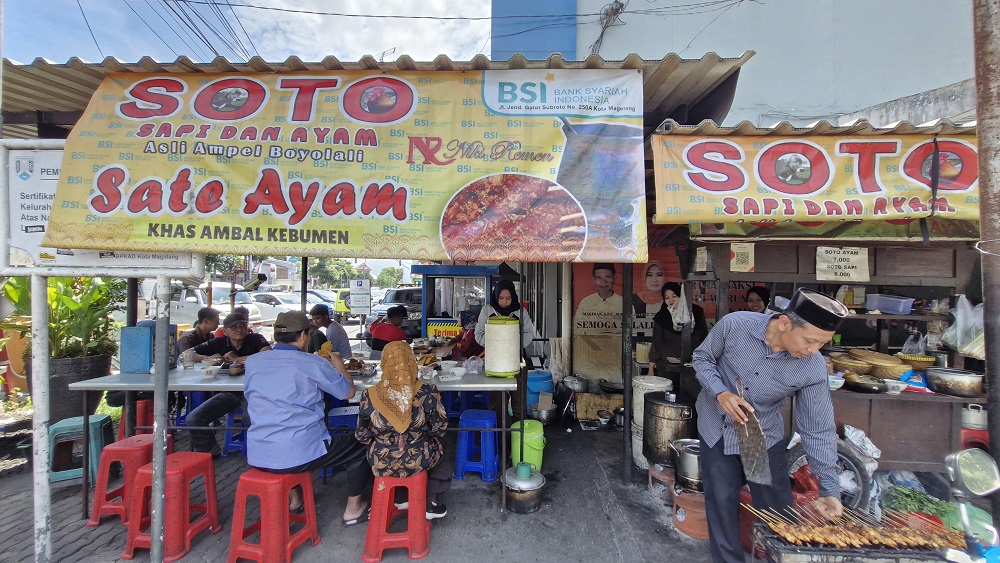 Warung Soto Niki Remen yang tak jauh dari Akmil Magelang terlihat ramai pengunjung yang ingin merasakan atmosfer kedatangan Presiden Prabowo Subianto, Kamis  (24/10/2024)