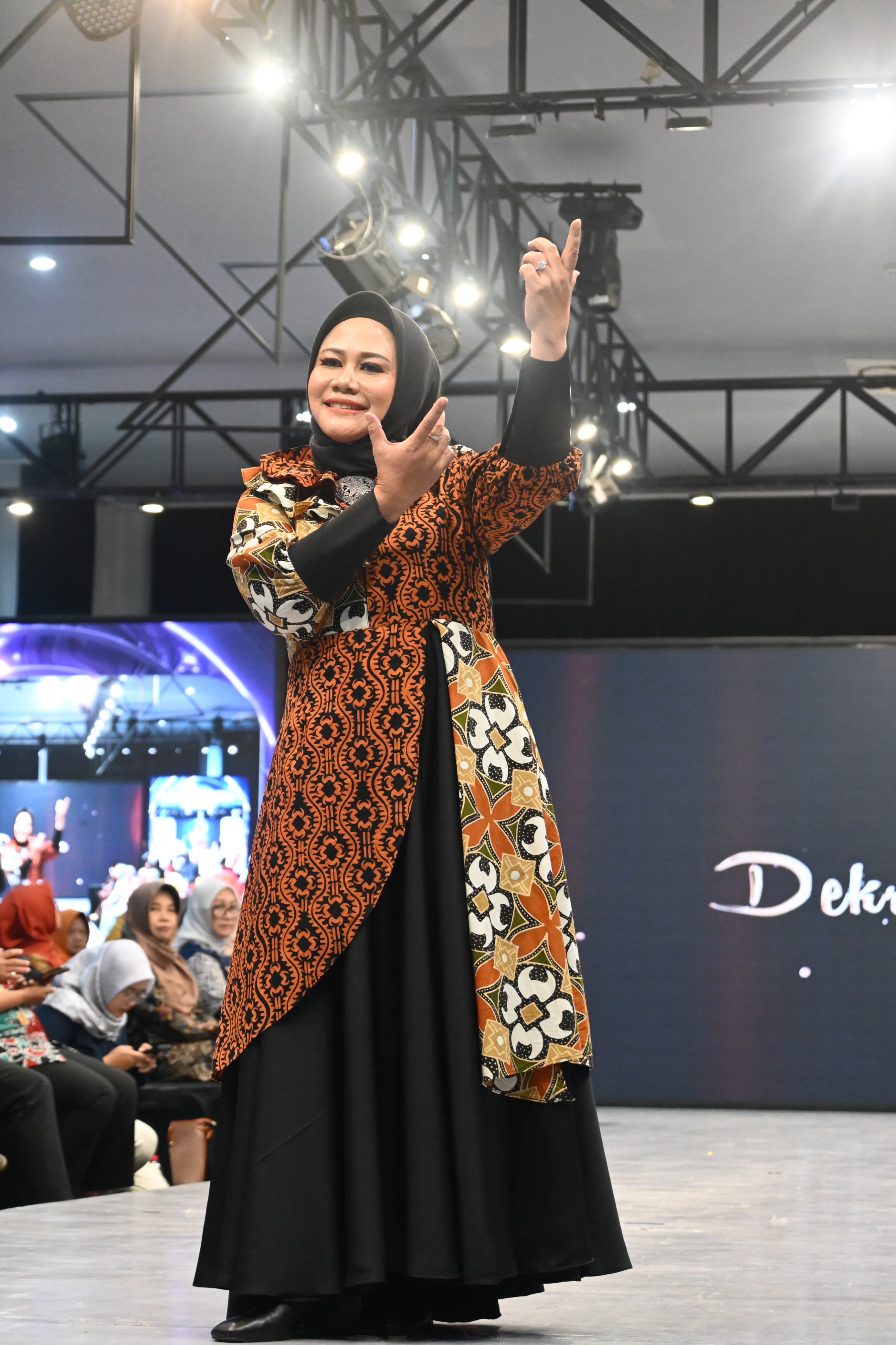 Penjabat Ketua Dekranasda Temanggung Indira Prasmini Agung Prabowo memperkenalkan batik motif Arjuna Seba dalam fashion show di Balai Besar Pelatihan Vokasi dan Produktivitas (BBPVP) Semarang.