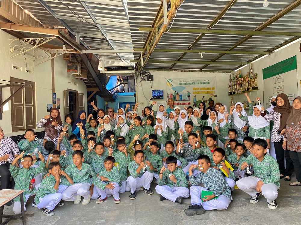 Siswa SD Negeri Cacaban 1 Kota Magelang saat pelatihan daur ulang sampah di Bank Sampah Bersemi Kampung Jambon Gesikan RW 4 Kelurahan Cacaban, Magelang Tengah.