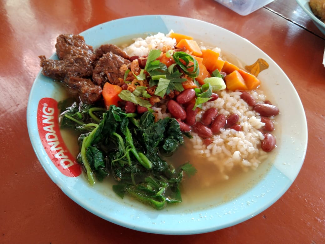 Sepiring Sop Senerek Daging Sapi yang siap Dihidangkan