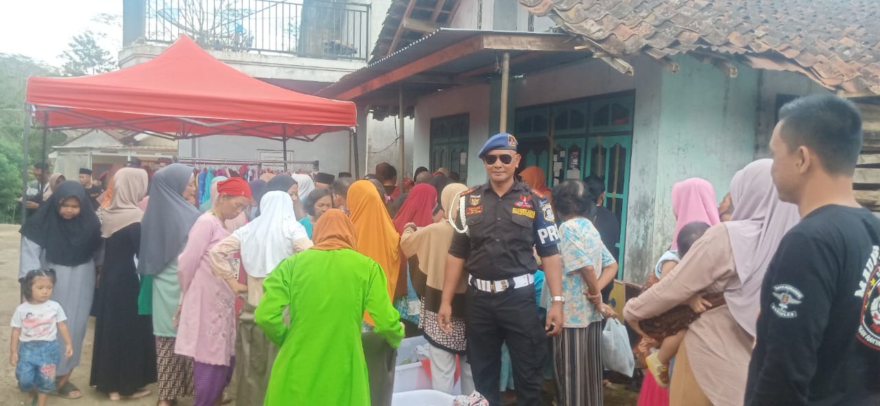 Warga Dusun Kuwukan, Desa Mangunrejo menyerbu bazar baju murah yang diadakan di masjid desa setempat, Jumat (25/10/2024).