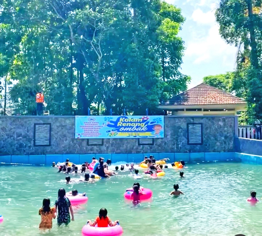 Sejumlah anak menikmati asyiknya berenang di kolam ombak Taman Rekreasi Kalianget.