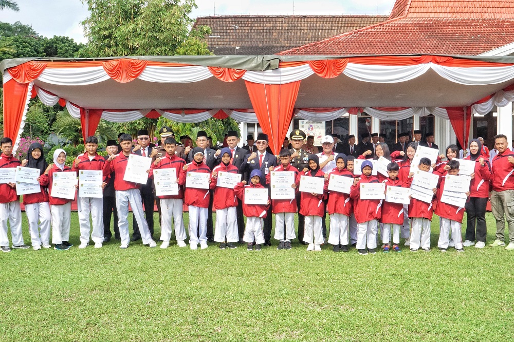 Pj Bupati Magelang Sepyo Achanto menyerahkan penghargaan dan tali asih kepada para atlet Kabupaten Magelang yang berprestasi.
