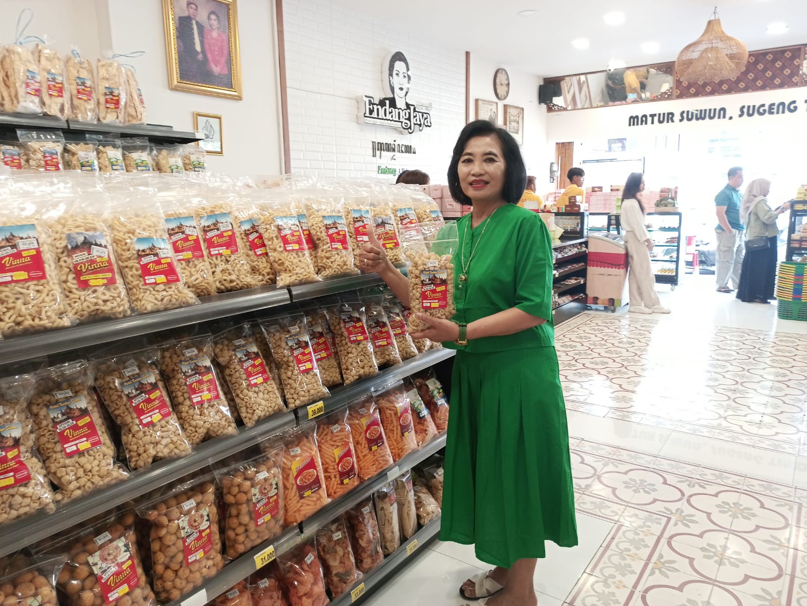 Endang, pemilik toko oleh-oleh Endang Jaya menunjukkan salah satu makanan khas Magelang