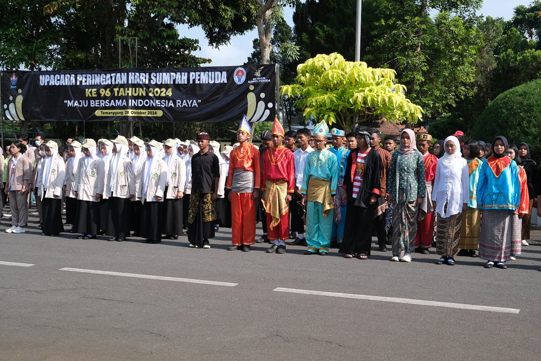Peserta upacara Hari Sumpah Pemuda di Temanggung mengenakan pakaian adat, Senin (28/10/2024).