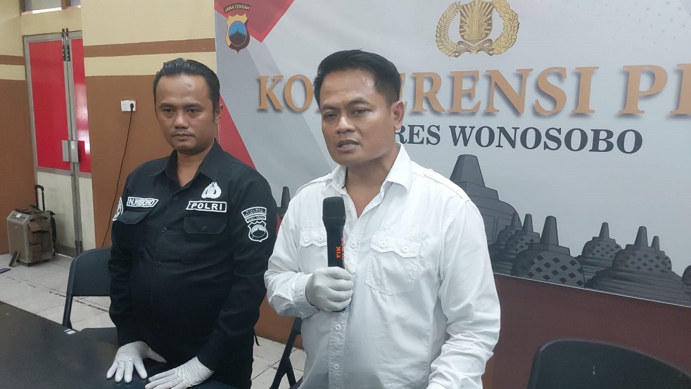 Kasatreskrim Polres Wonosobo AKP Arief Kristiawan saat menggelar konferensi pers di Mapolres Wonosobo, Selasa (29/10/2024).