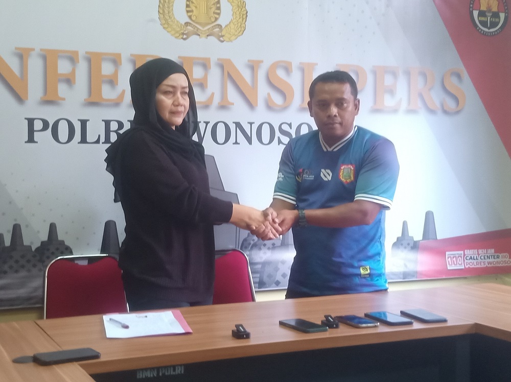 Wali murid Ayu Sondakh (AS) dan guru olahraga SDN 1 Wonosobo Marsono (MS) bersalaman saat mediasi di Mapolres Wonosobo, Selasa (29/10/2024).