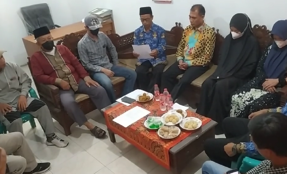 Kepala Desa Dlimas Saebani membacakan kesepakatan bersama saat rapat mediasi di kantor Kepala Desa Dlimas, Kecamatan Tegalrejo, Kabupaten Magelang, Senin (28/10/2024)