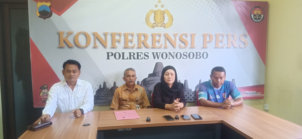 Pelapor Ayu Sondakh (AS)  dan terlapor guru olahraga SDN 1 Wonosobo Marsono (MS) saat memberikan keterangan usai mediasi di Mapolres Wonosobo, Selasa (29/10/2024)