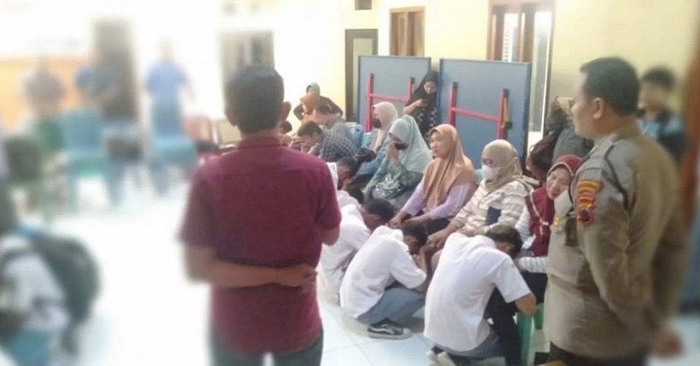 Para pelajar yang kedapatan pesta ciu meminta maaf pada orangtua masing-masing di Mapolsek Genuk, Kota Semarang, Rabu (30/10/2024).