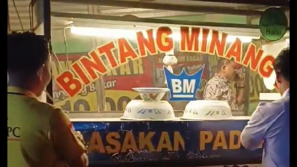 Viral video ormas Persatuan Rumah Makan Padang Cirebon (PRMPC) merazia sebuah rumah makan Padang di Cirebon