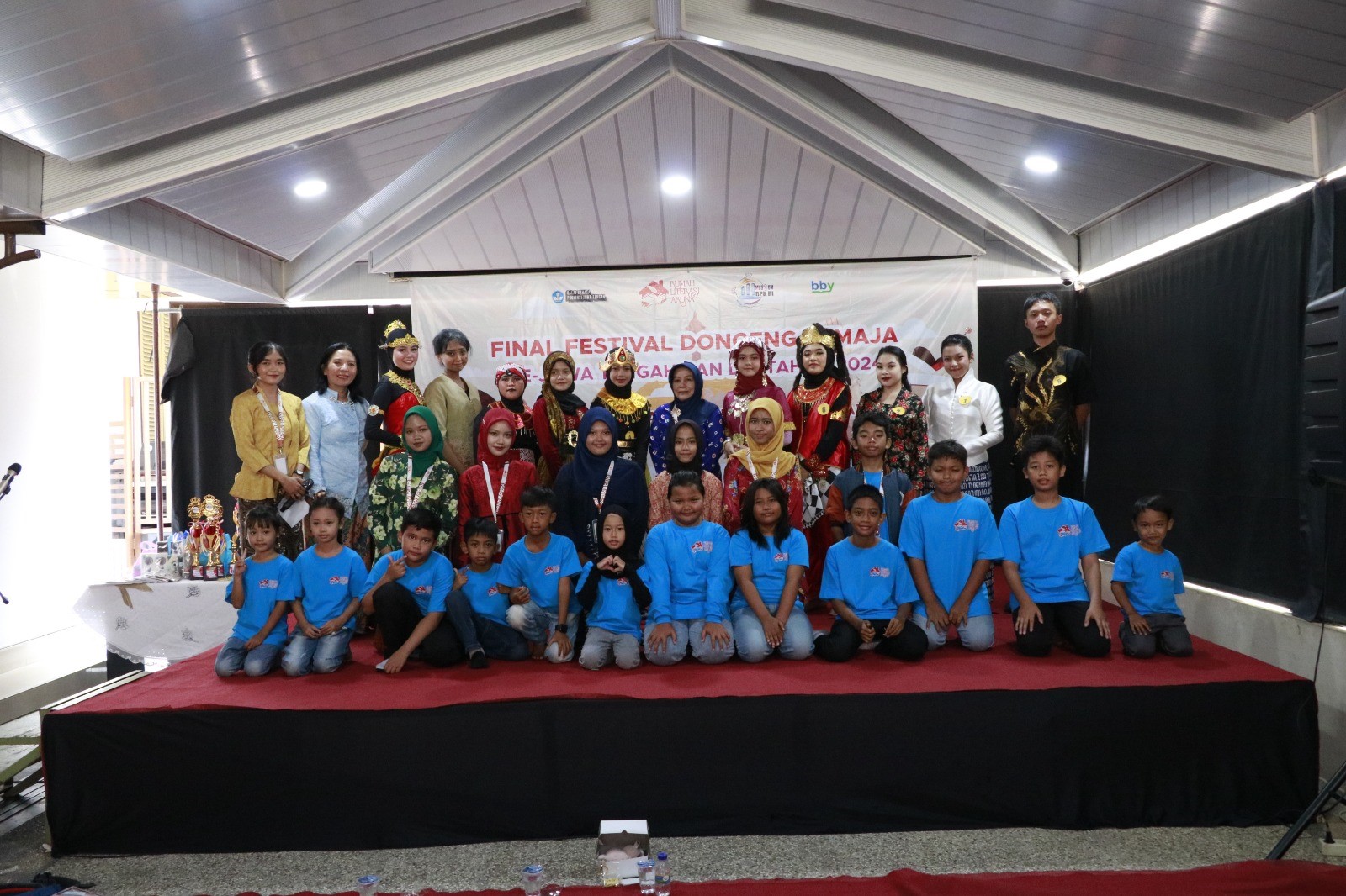 Peserta Festival Dongeng Remaja yang diadakan Rumah Literasi Aruna Magelang foto bersama.