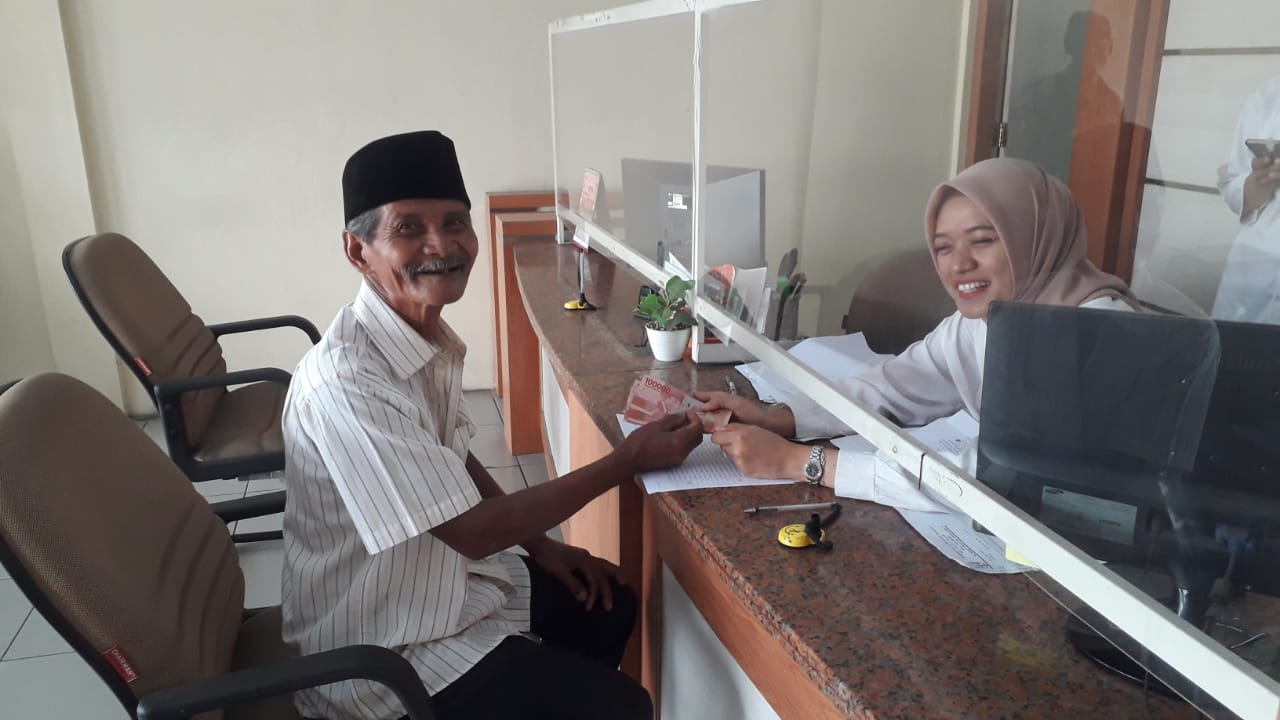 Warga Kecamatan Salam menerima BLT DBHCHT.