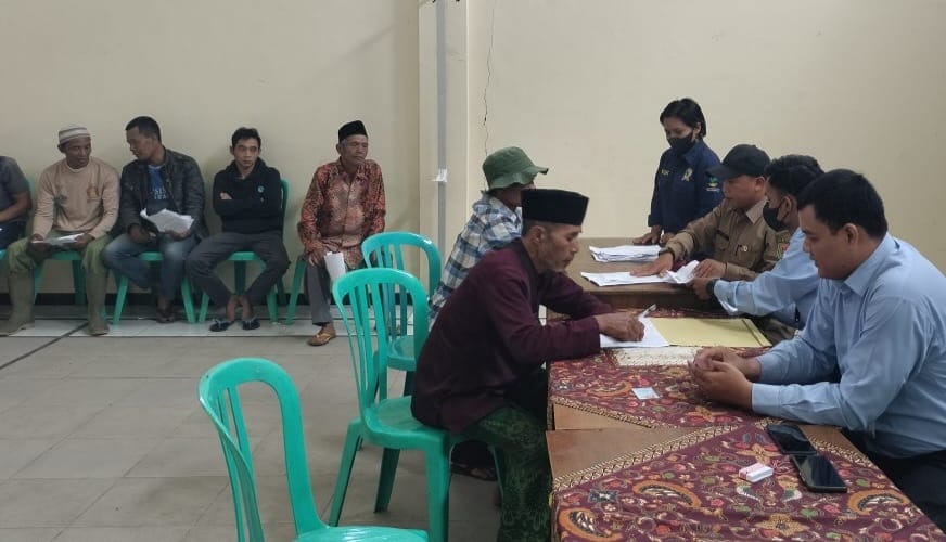 Bantuan langsung tunai DBHCHT yang disalurkan oleh Dinsos PPKB PPPA Kabupaten Magelang di Desa Magersari, Ngablak.