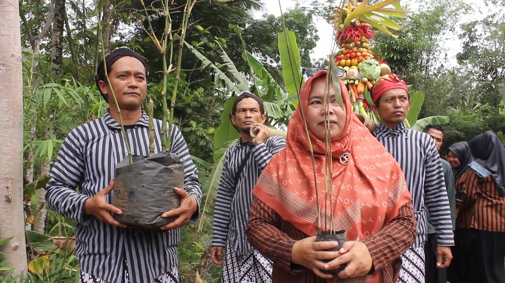 Warga Dusun Tegalombo, Desa Ngargoretno, Kecamatan Salaman, Kabupaten Magelang menggelar tradisi kawin bambu dengan mengarak keliling desa, Kamis (31/10/2024).