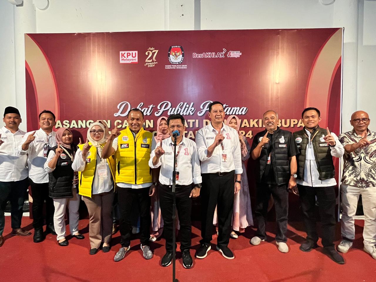 Paslon nomor urut 1 Afif Nurhidayat Amir Husein bersama pendukung usai debat pilkada Kamis (31/10/2024).