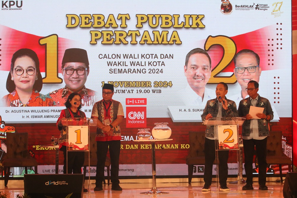Pasangan Agustina Wiludjeng &ndash; Iswar Aminuddin dan Yoyok Sukawi &ndash; Joko Santoso saat tampil dalam debat terbuka yang digelar Jumat (1/11/2024).