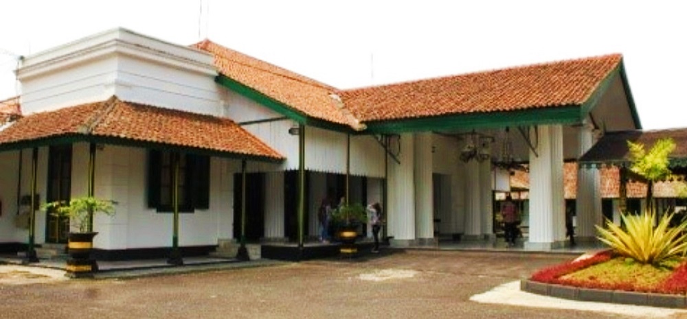 Bangunan Rumah Dinas Bupati Wonosobo atau yang dikenal sebagai Ndalem Katumenggungan