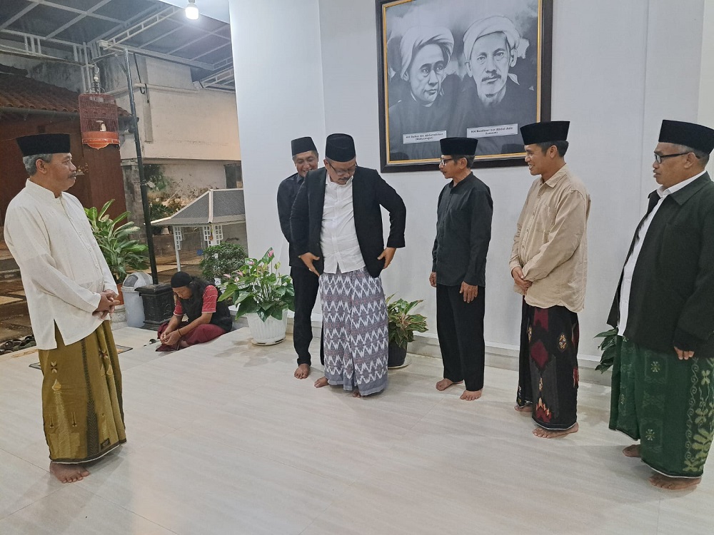 Mantan Bupati Magelang Zaenal Arifin memakaikan jas kepada calon bupati Sudaryanto di kediaman KH Ali Qoishor, Gunungparing, Muntilan, Sabtu (2/11/2024) malam.