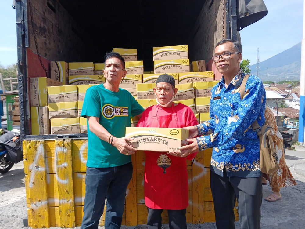 Operasi pasar minyak goreng oleh Dinas Koperasi, UMKM, dan Perdagangan Kabupaten Temanggung.  &nbsp;