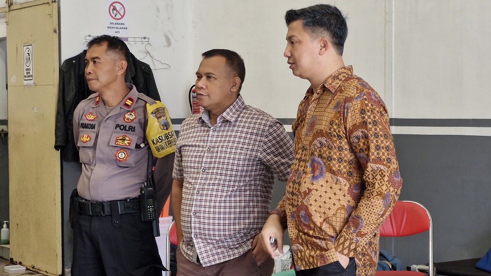 Ketua Bawaslu Kota Magelang Maludin Taufiq (tengah) saat mengecek penyortiran dan pelipatan kertas suara Pilkada 2024.