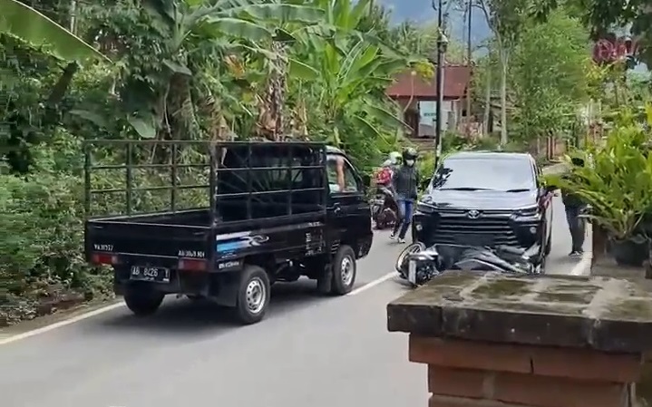 Nanik, warga Klaten, ditemani Agung, warga Magelang Tengah saat nekat menghadang mobil Toyota Avanza warna hitam bernopol AB 1680 QU di Kujon, Borobudur, Kabupaten Magelang, Senin (4/11/2024).