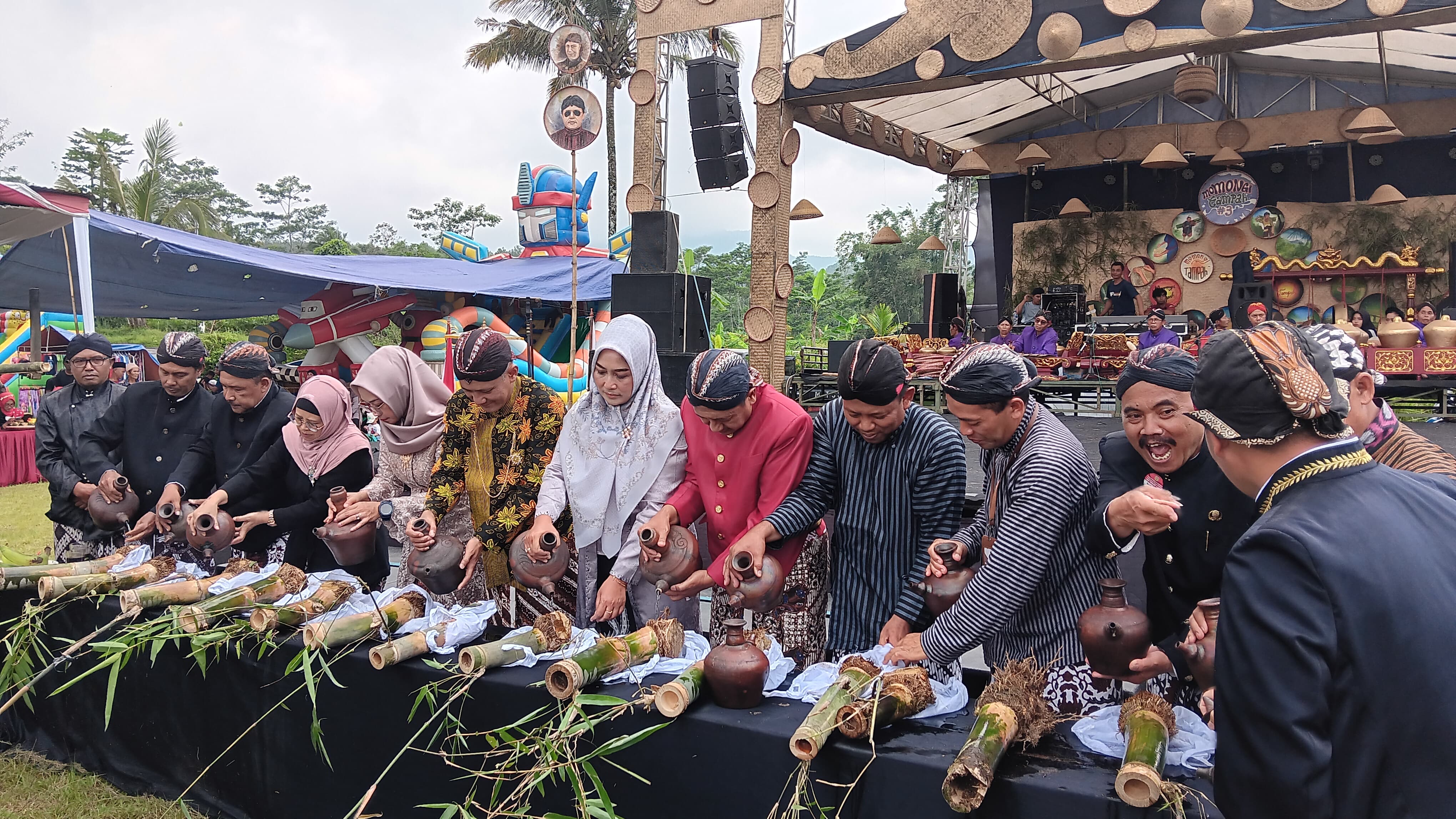 Upacara Momongi Tampah yang diadakan warga Desa Warangan Kecamatan Kepil Kabupaten Wonosobo.