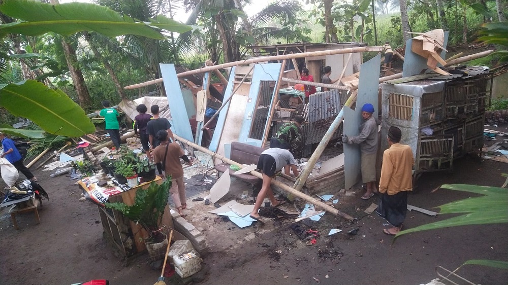 Rumah Jumadi, warga Treko 1, Desa Treko, Kecamatan Mungkid, Kabupaten Magelang rusak parah dilanda angin kencang dan pohon kelapa tumbang, Selasa (5/11/2024).