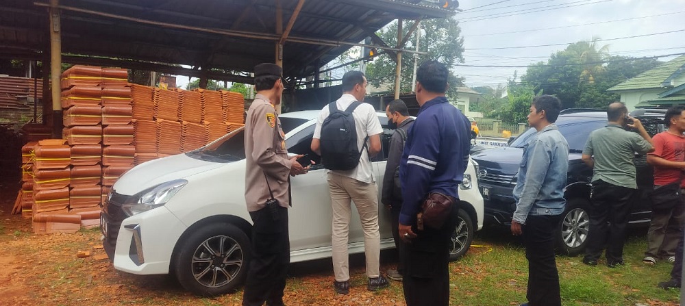 Petugas Polsek Ungaran Barat saat melakukan olah TKP di mobil yang dipecah kacanya oleh pencuri di Jalan Gatot Subroto Kelurahan Bandarjo Kecamatan Ungaran Barat,
