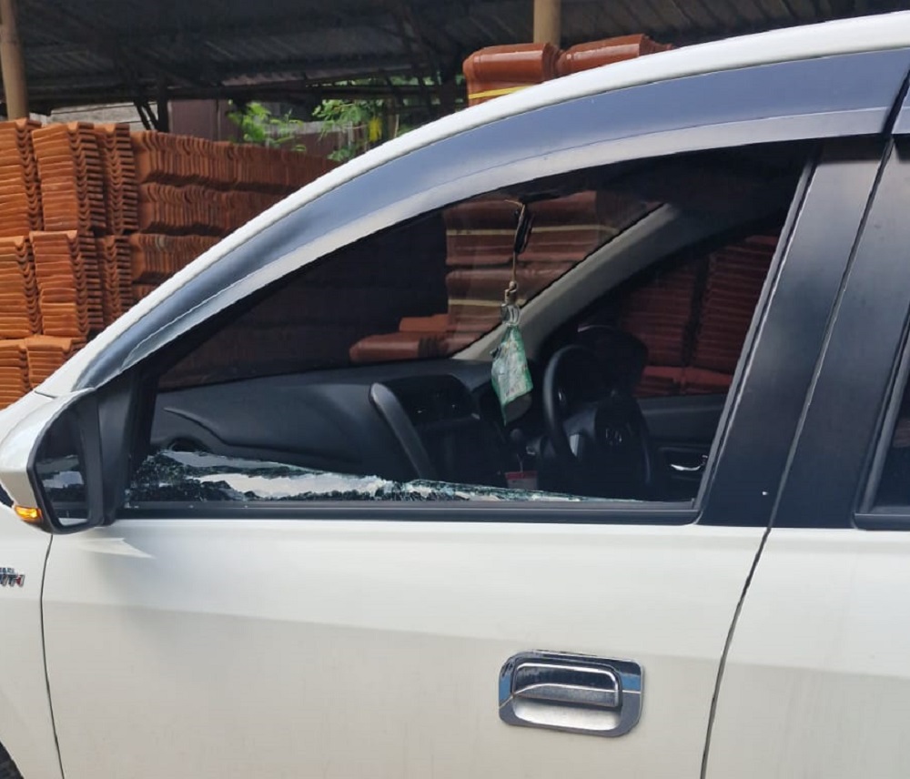 Kaca kiri depan mobil Toyota Agya nopol H 1979 BV dipecah pelaku pencurian saat diparkir di tepi jalan tak jauh dari toko genting Jalan Gatot Subroto, Kelurahan Bandarjo, Kecamatan Ungaran Barat