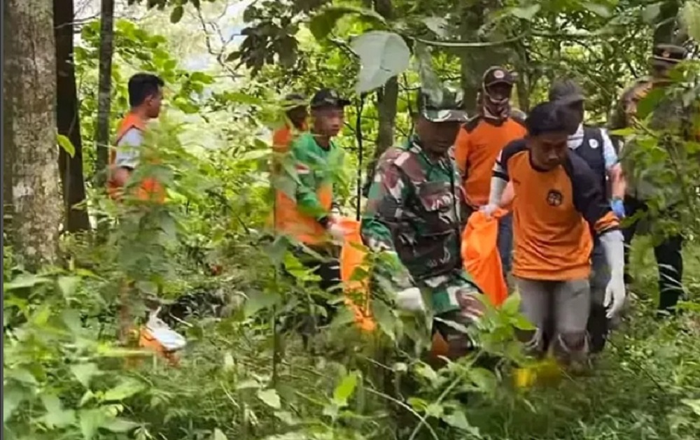 Jenazah pecinta alam asal Susukan Kabupaten Semarang, Alaika Nugraha Abdillah, saat dievakuasi dari Taman Hutan Raya (Tahura) Raden Soerjo, Pacet, Mojokerto, Jawa Timur, Minggu (3/11/2024).