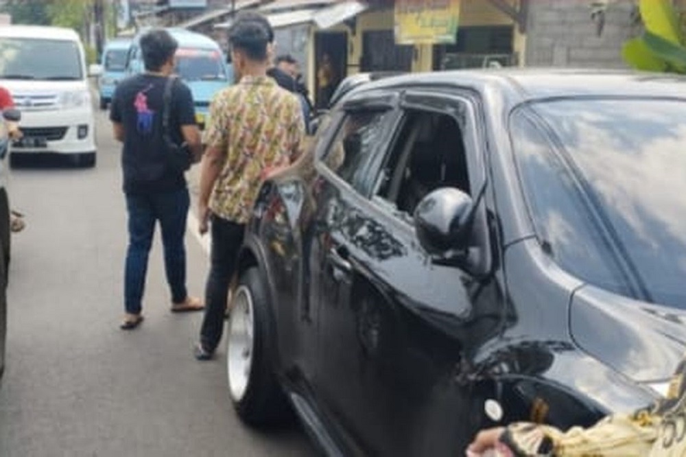 Kaca mobil mobil Nissan Juke milik anggota DPRD Kabupaten Semarang dipecah, dan uang Rp 310 juta yang baru diambil dari BCA Salatiga raib.
