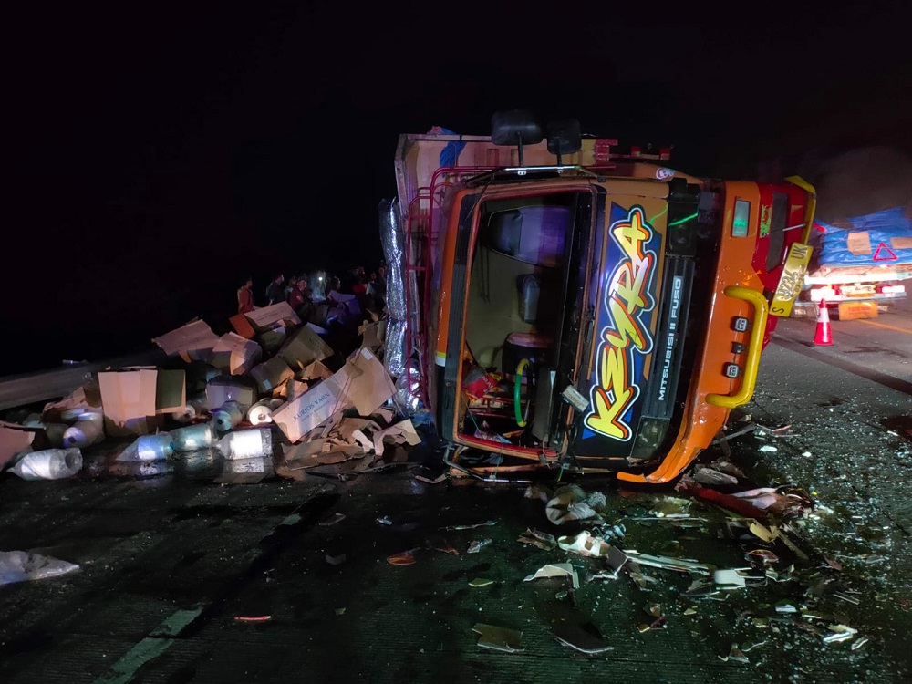 Satlantas Polres Kendal saat melakukan evakuasi kendaraan yang terlibat kecelakaan lalulintas di jalan tol Semarang-Batang, Senin (4/11/2024) malam.