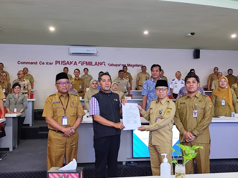 Komisioner Komisi Informasi Provinsi Jawa Tengah Moh Asrofi menyerahkan hasil penilaian tahap ketiga visitasi dan monev keterbukaan informasi publik kepada Sekda Kabupaten Magelang Adi Waryanto