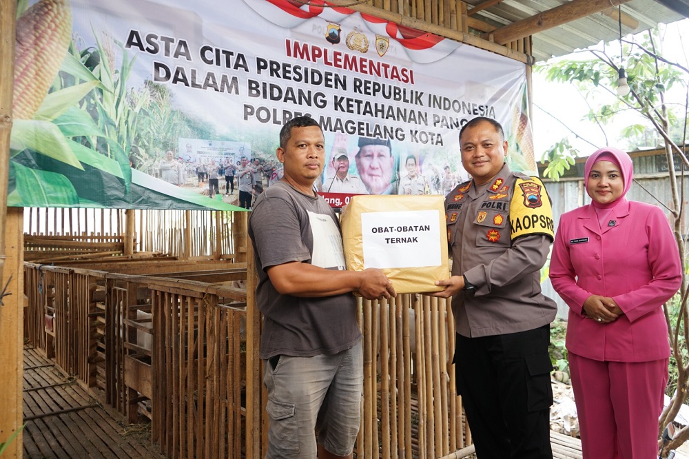 Kapolres Magelang Kota AKBP Dhanang Bagus Anggoro menyerahkan bantuan ke peternak.