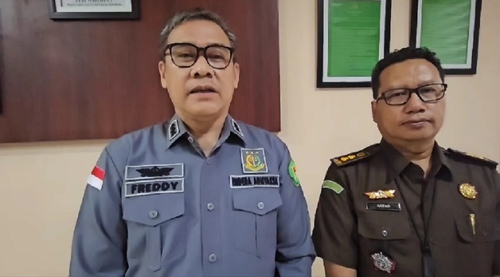 Asintel Kejati Jateng Freddy Simanjuntak didampingi Kasi Penerangan Hukum Arfan Triono memberikan keterangan pers, Rabu (6/11/2024).