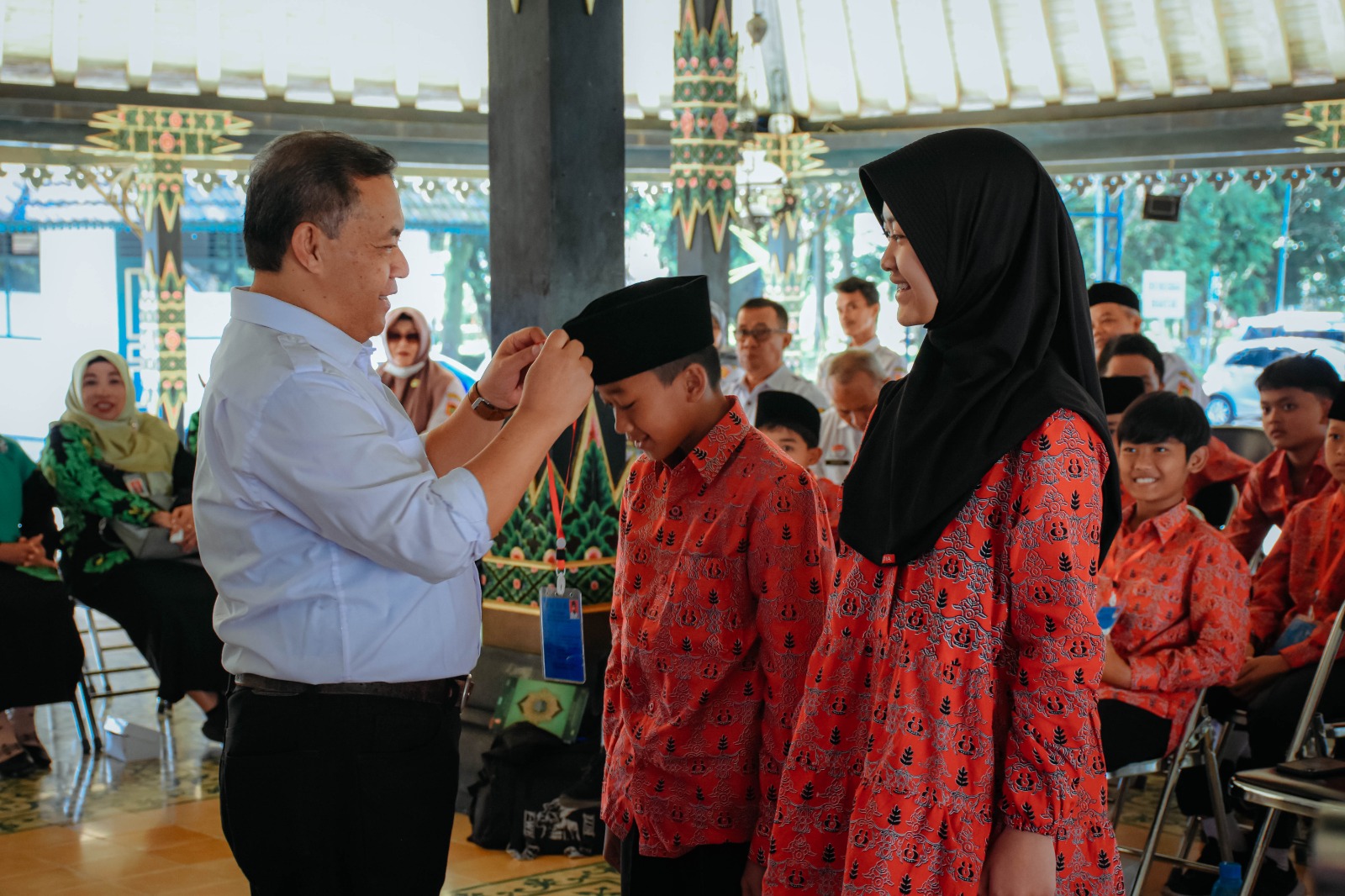 Plt Bupati Wonosobo Muhammad Albar mengenakan tanda pengenal pada kontingen MAPSI SD tingkat Jateng yang akan berlangsung di Kabupaten Kudus.