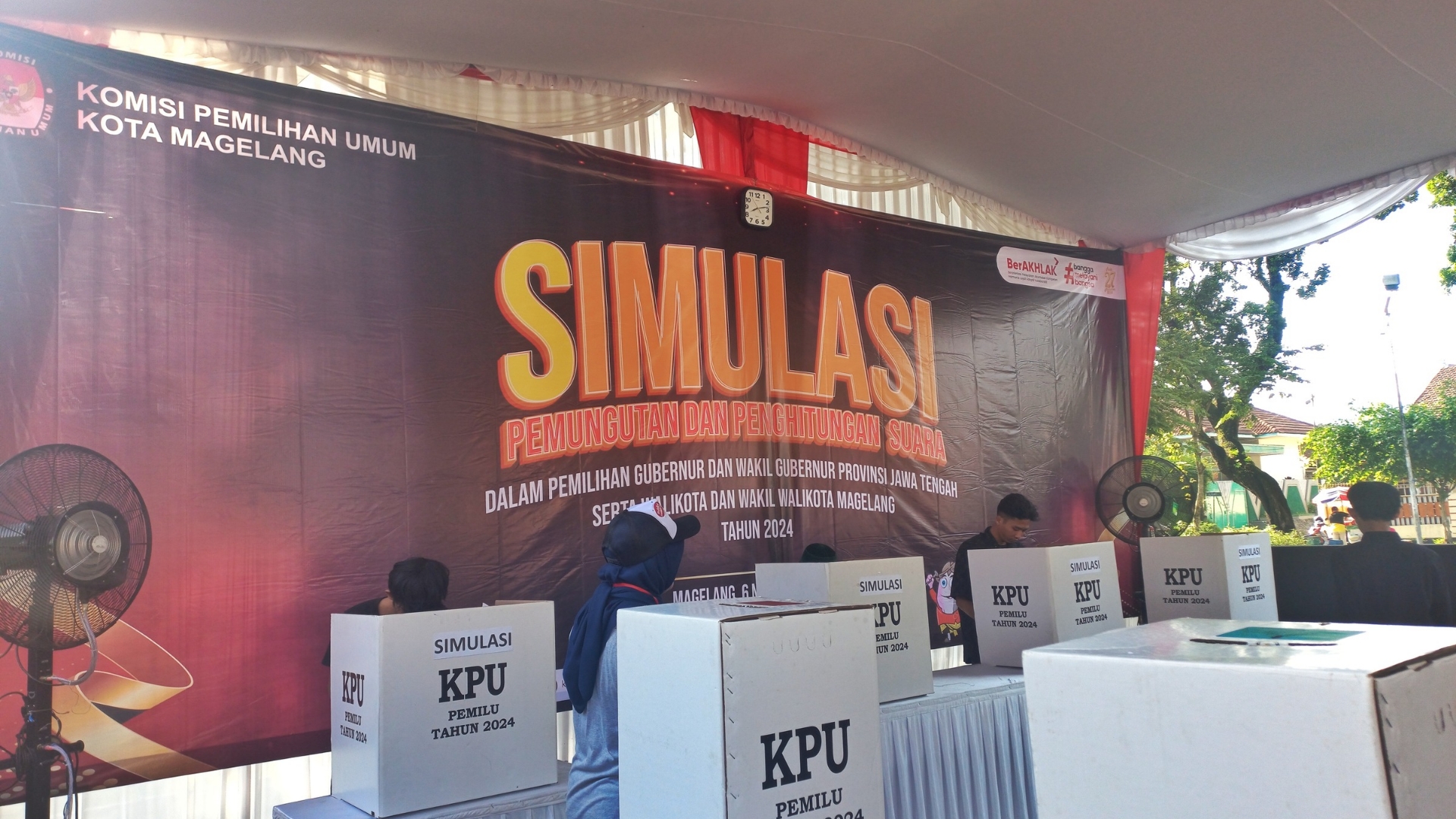 KPU menggelar Simulasi Pemungutan dan Penghitungan Suara di TPS 7 Kelurahan Cacaban Kota Magelang