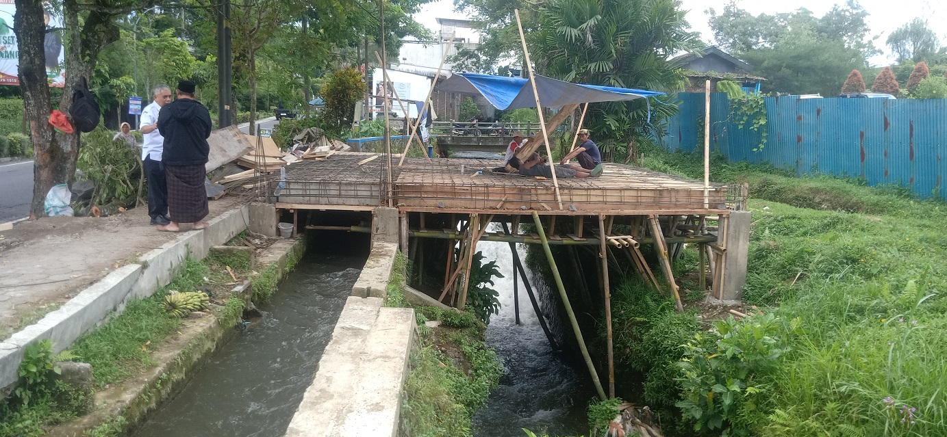 Sekda One Andang Wardoyo (baju putih) berbincang dengan warga saat sidak bangunan liar di atas sepadan Sungai Wangan Aji di Kelurahan Kalianget, Wonosobo, Rabu (6/11/2024).