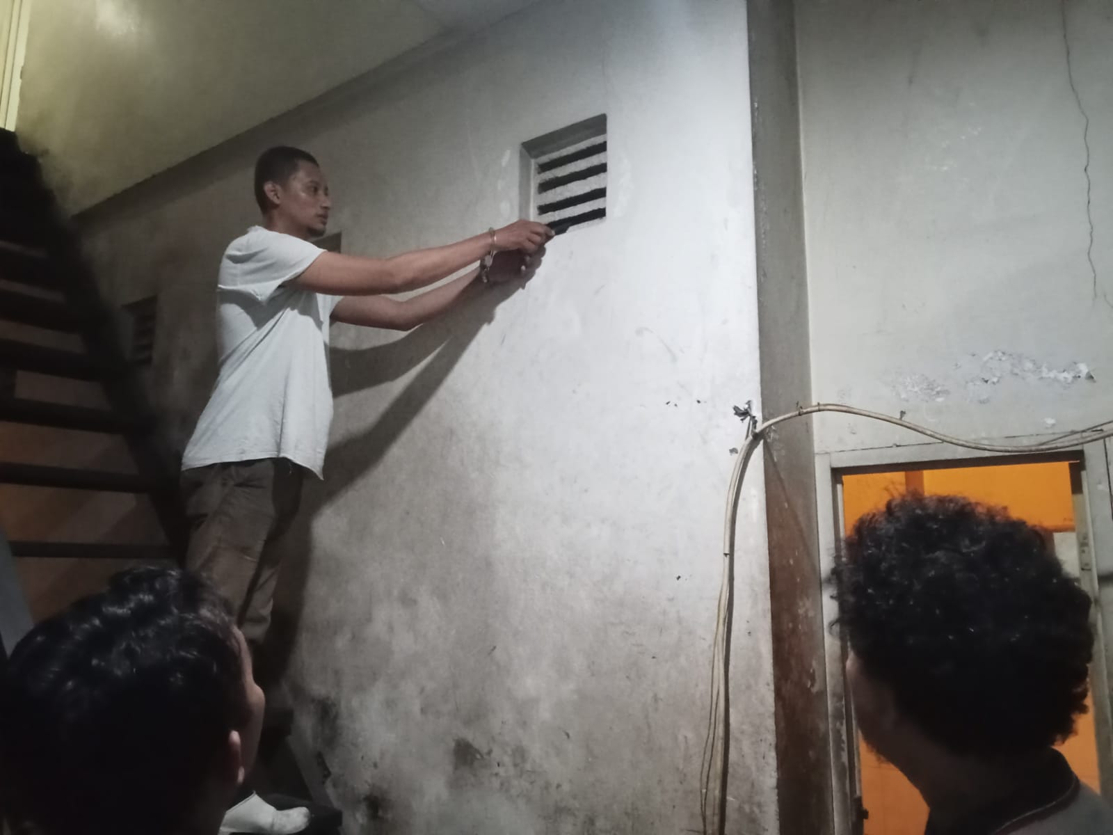 Pelaku KDK saat merekam dengan kamera HP perempuan di dalam toilet resto di Jalan Rinjani Semarang lewat lubang ventilasi.