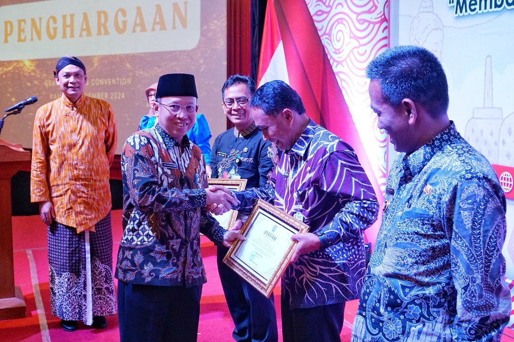 Sekretaris Daerah Adi Waryanto didampingi Inspektorat Kabupaten Magelang Iwan Sutiarso saat membuka Larwasda sekaligus memberikan penghargaan kepada OPD dan Desa berprestasi.