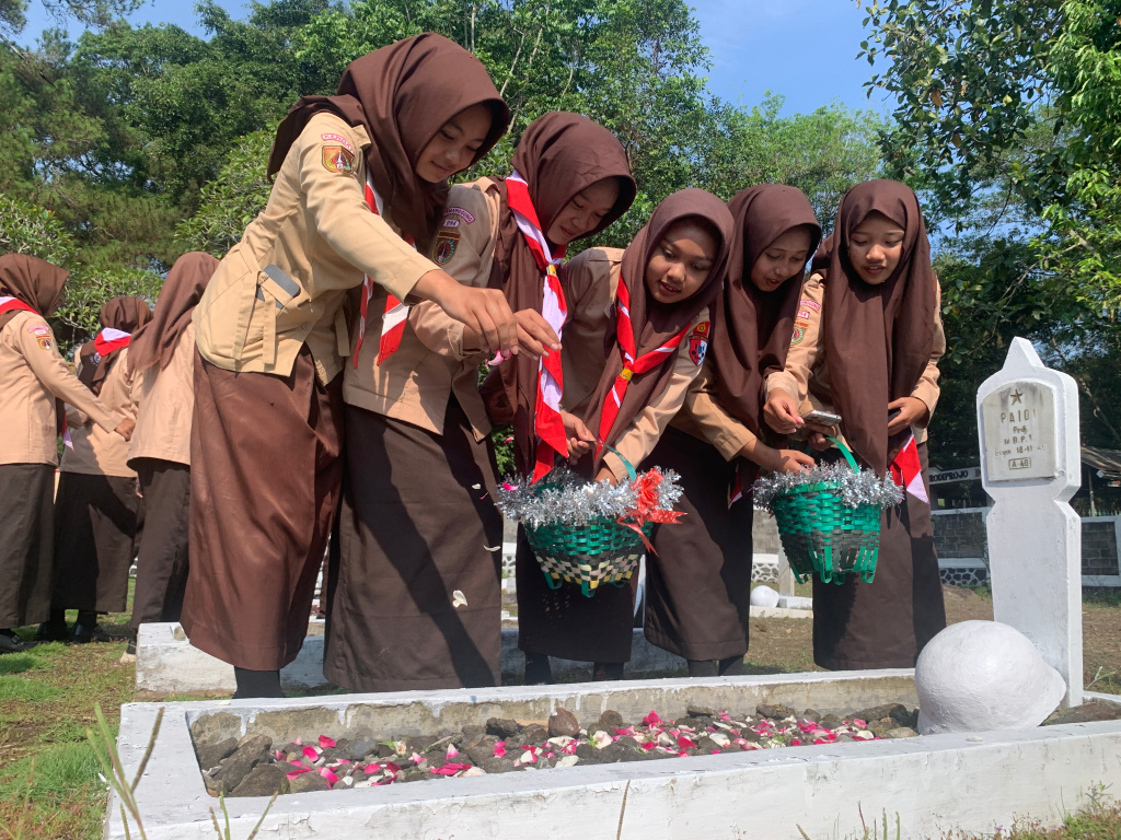 Siswa SMK 17 Temanggung melakukan tabur bunga di Taman Makam Pahlawan (TMP) Mudal, Temanggung memperingati hari pahlawan 2024, Jumat (8/11).