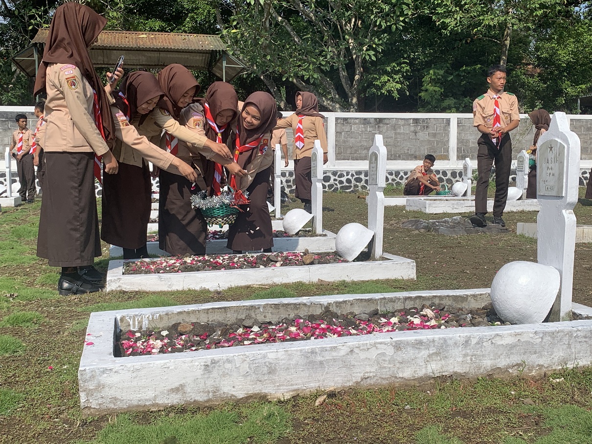 Siswa SMK 17 Temanggung melakukan tabur bunga di Taman Makam Pahlawan (TMP) Mudal, Temanggung memperingati Hari Pahlawan 2024, Jumat (8/11/2024).