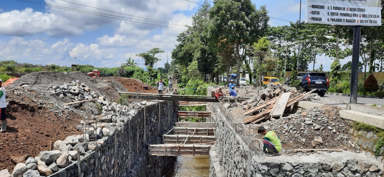 Jembatan yang diklaim warga menjadi pemicu munculnya bangunan liar di atas sempadan Wangan Aji Wonosobo ketika dibangun pada tahun 2020 lalu.