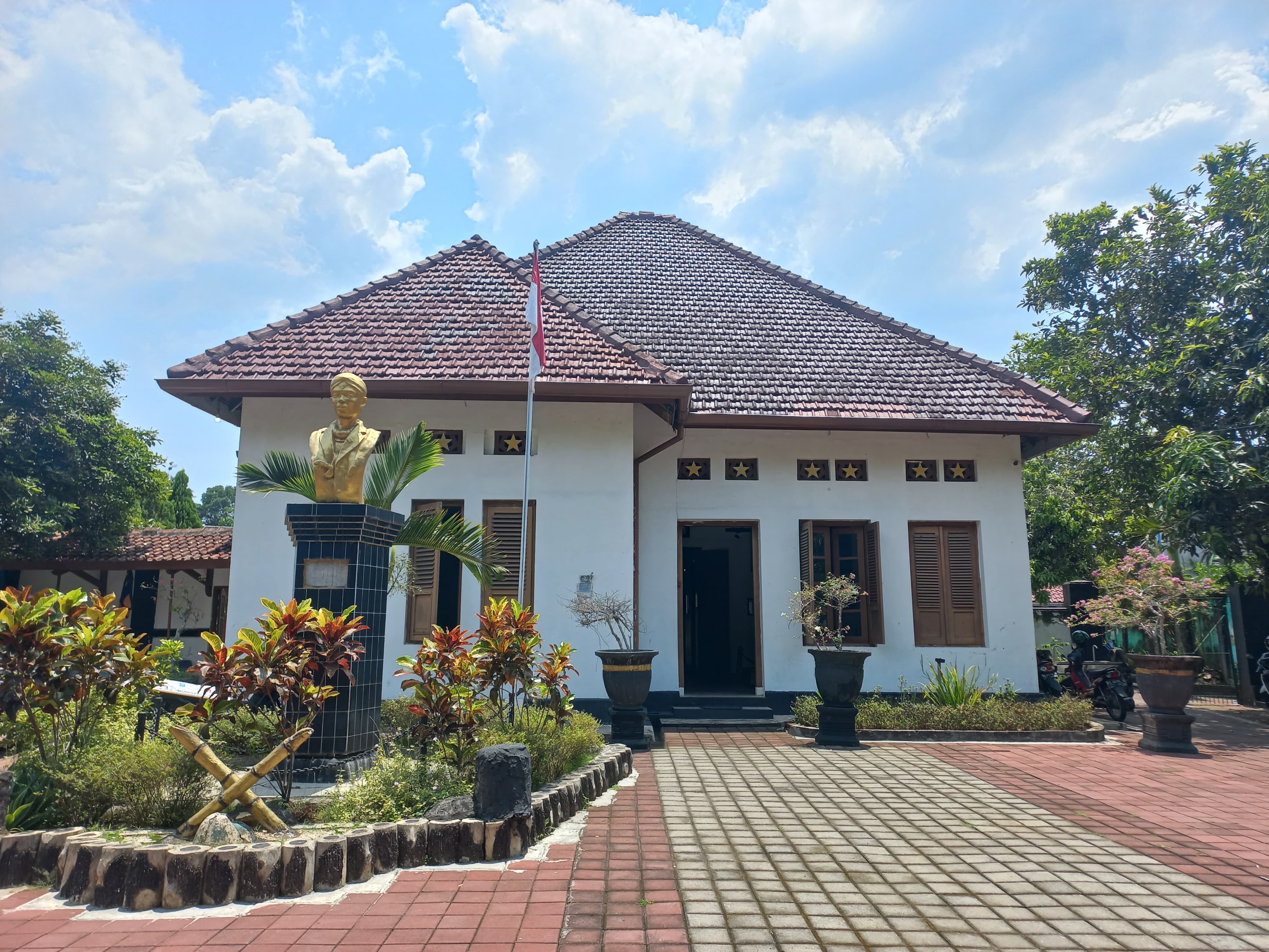 Museum Sudirman di Kota Magelang terdapat benda-benda peninggalan Jenderal Sudirman.
