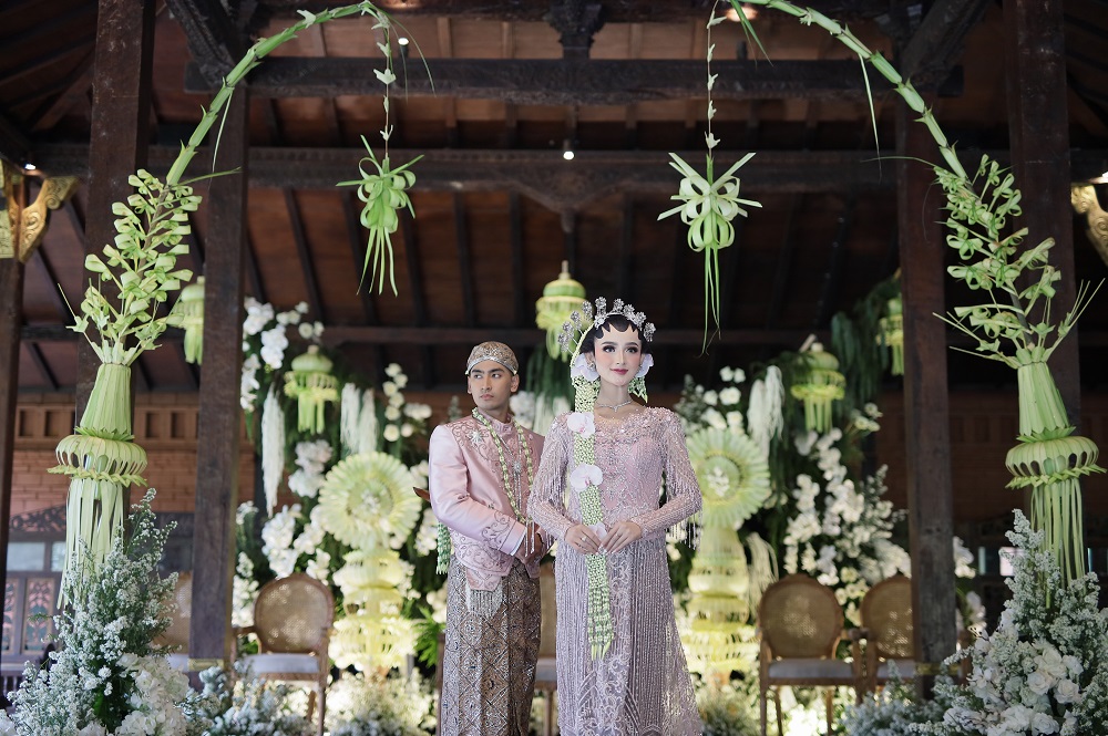 Riasan dan busana pernikahan tradisional dipamerkan dalam peluncuran paket pernikahan MesaStila Resort and Spa.