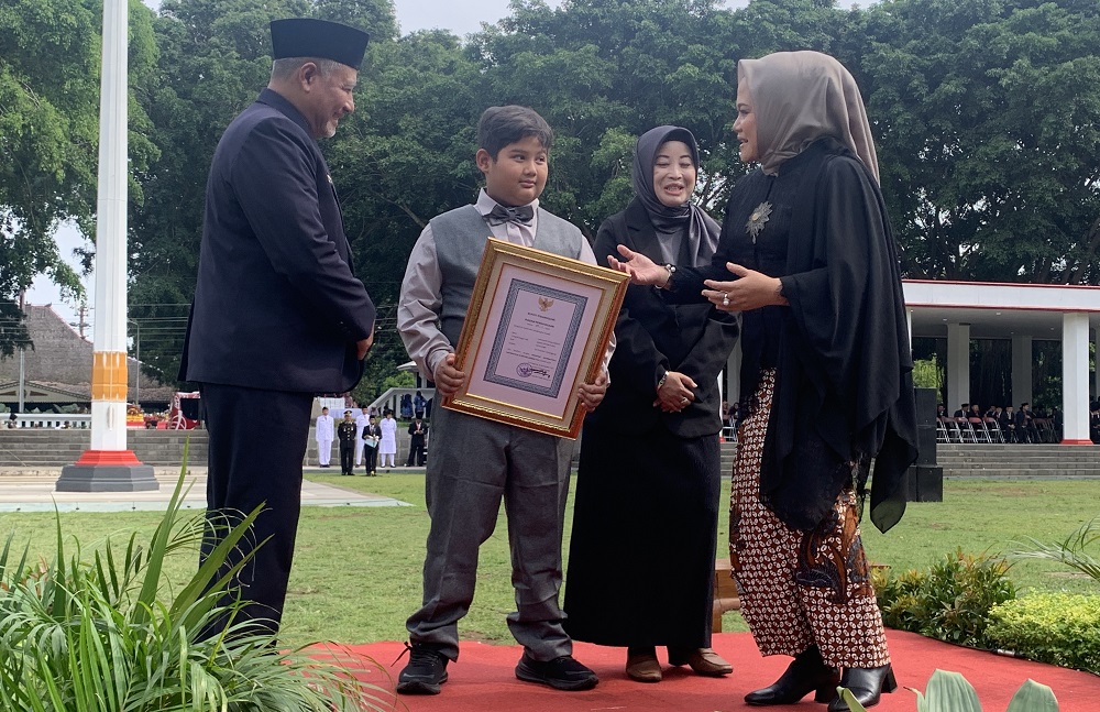Pj Bupati Temanggung Hary Agung Prabowo memberikan penghargaan kepada siswa SD Al Kautsar Anantacetta Reugra Abiraya, Minggu (10/11/2024).