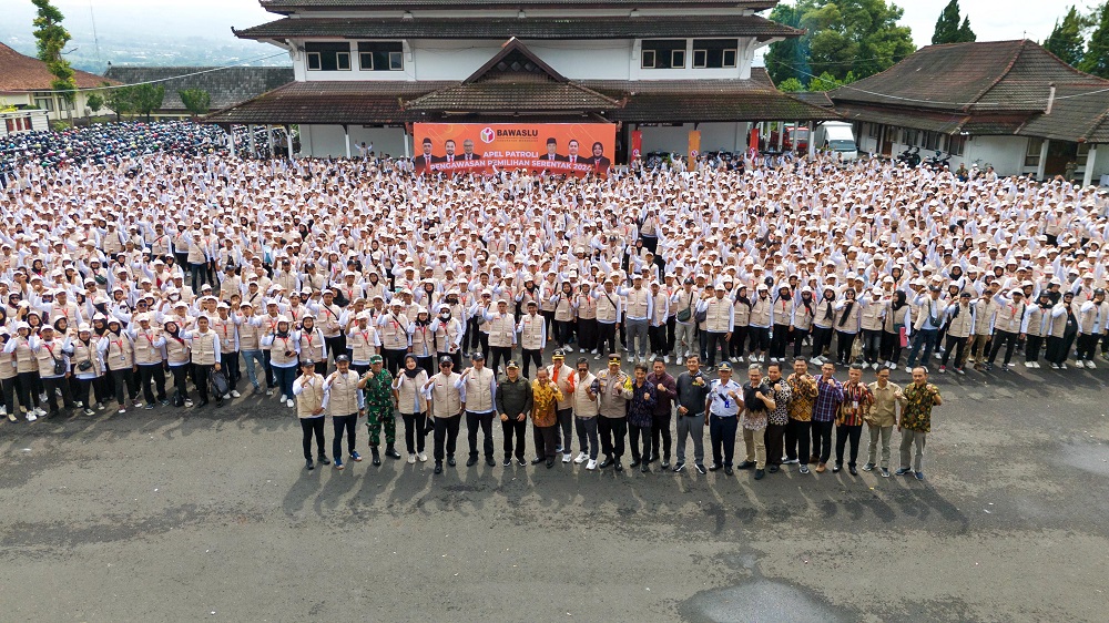 Ribuan pengawas Pilkada mengikuti apel kesiapan di halaman Sasana Adipura Wonosobo, Minggu (10/11/2024).